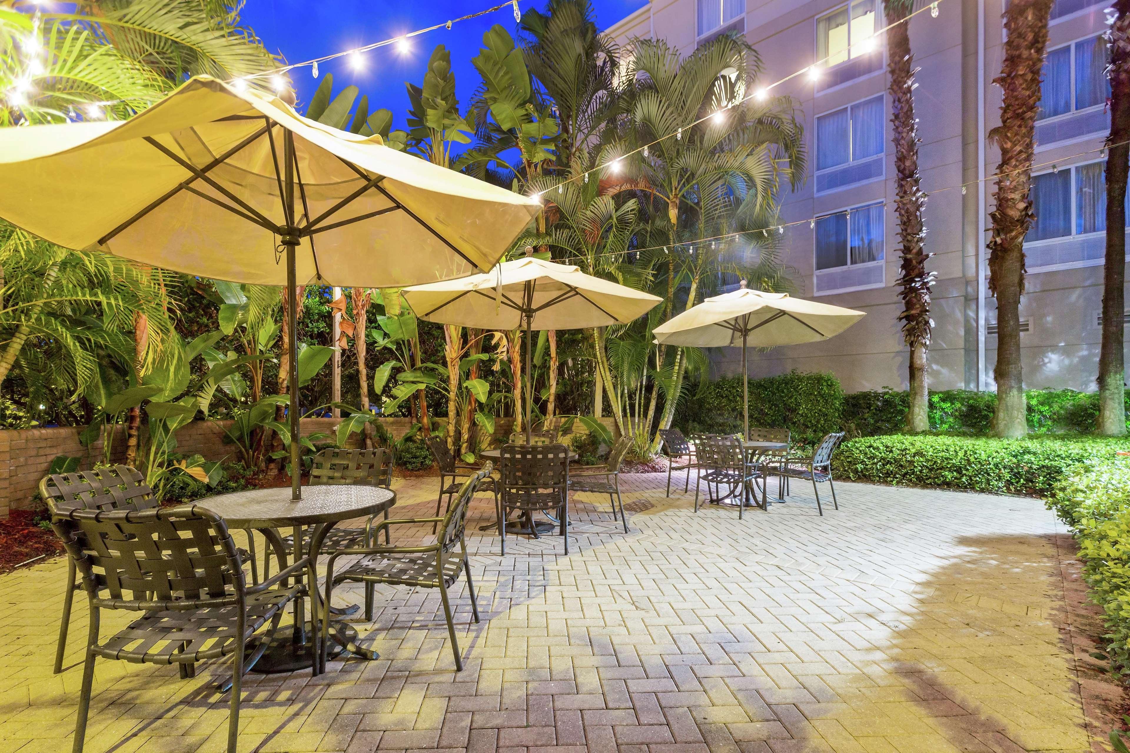 Hilton Garden Inn Fort Myers Exteriör bild