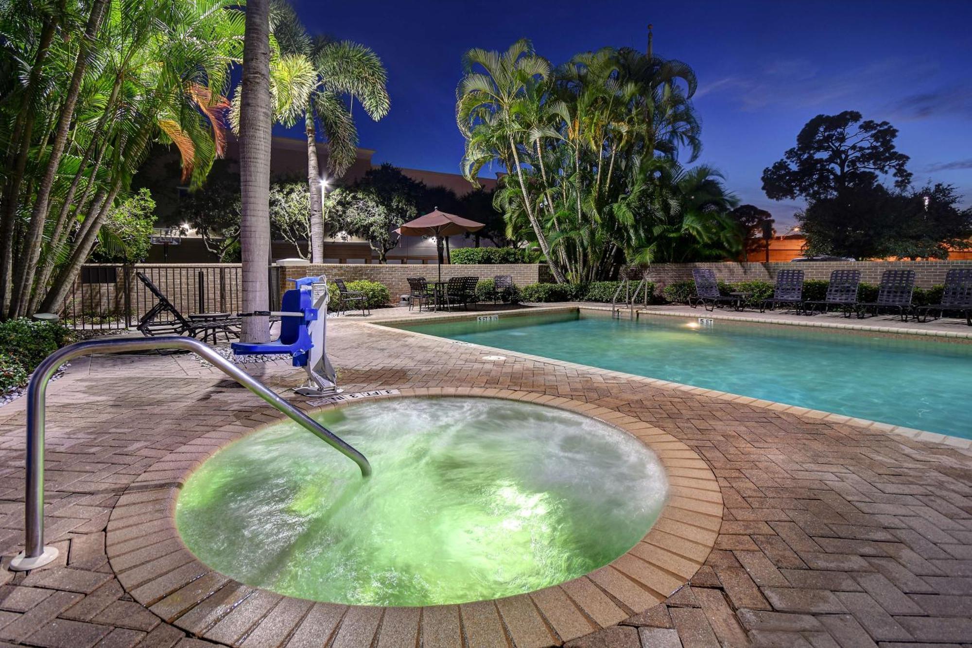 Hilton Garden Inn Fort Myers Exteriör bild